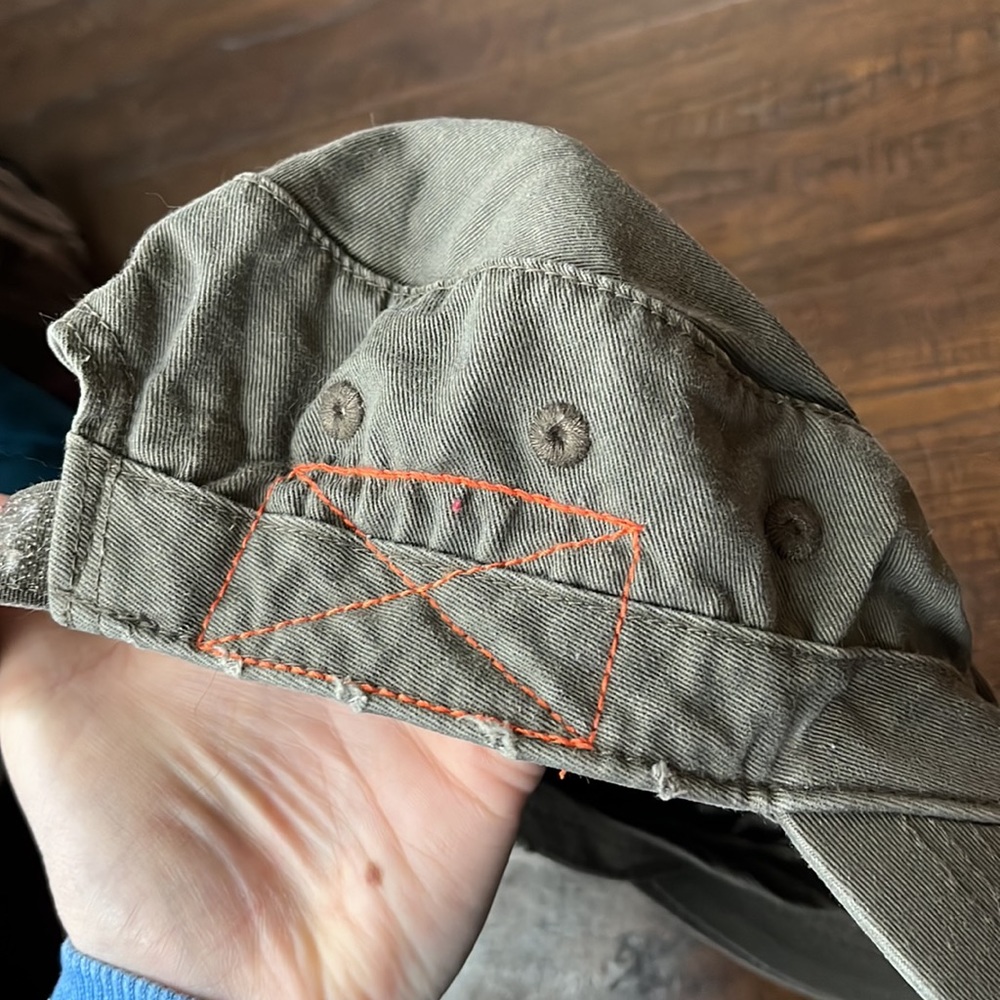 Alternative hat - Picture 6 of 6